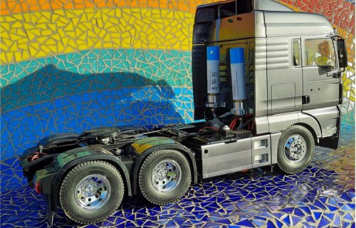 Hybrid hydrogen truck in 1:14 scale